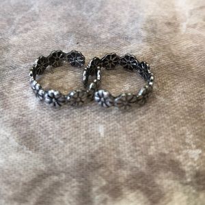 2 flower toe rings